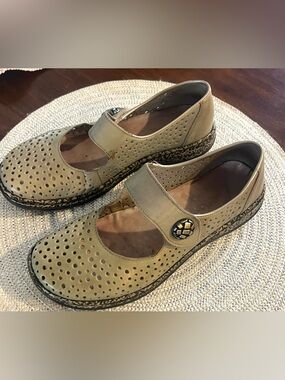 Rieker 38 woman’s 7 Mary Jane Comfort & style  Flats tan Beige